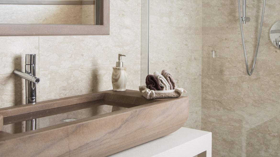 Bagno in marmo Perlato Royal anticato