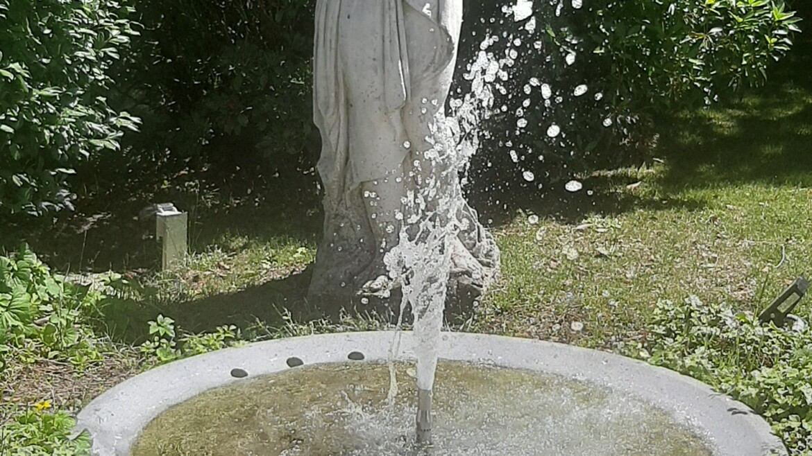 Fontana in Beola grigina anticata – vasca rotonda rifinita a mano