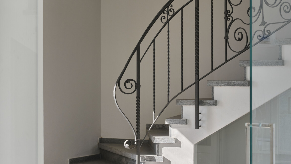 RESTYLING VECCHIA SCALA INTERNA – RIVESTIMENTO IN BEOLA FAVALLE ANTICATA